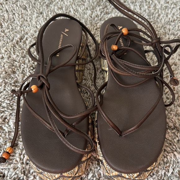 Anthropologie 39 Brown Strappy Woven Sandals with Patterned Platform - Picture 6 of 8